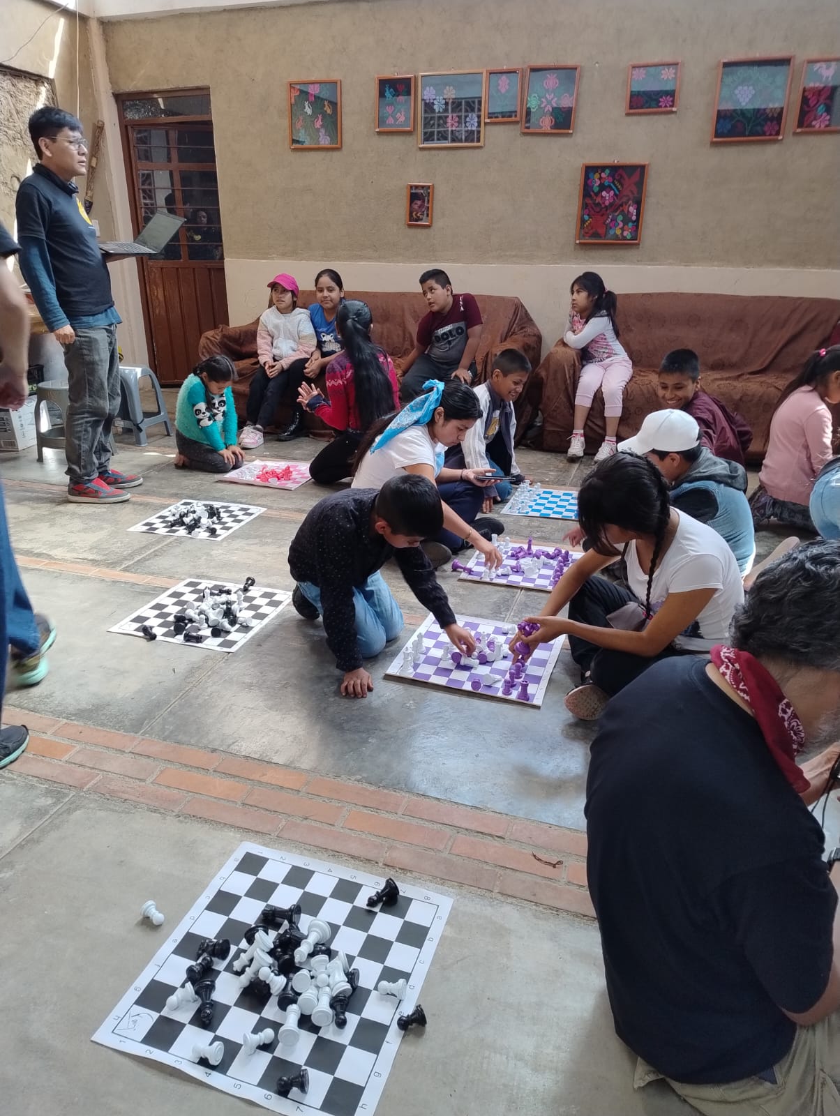 Participantes durante una sesión comunitaria de ajedrez en Hueyapan