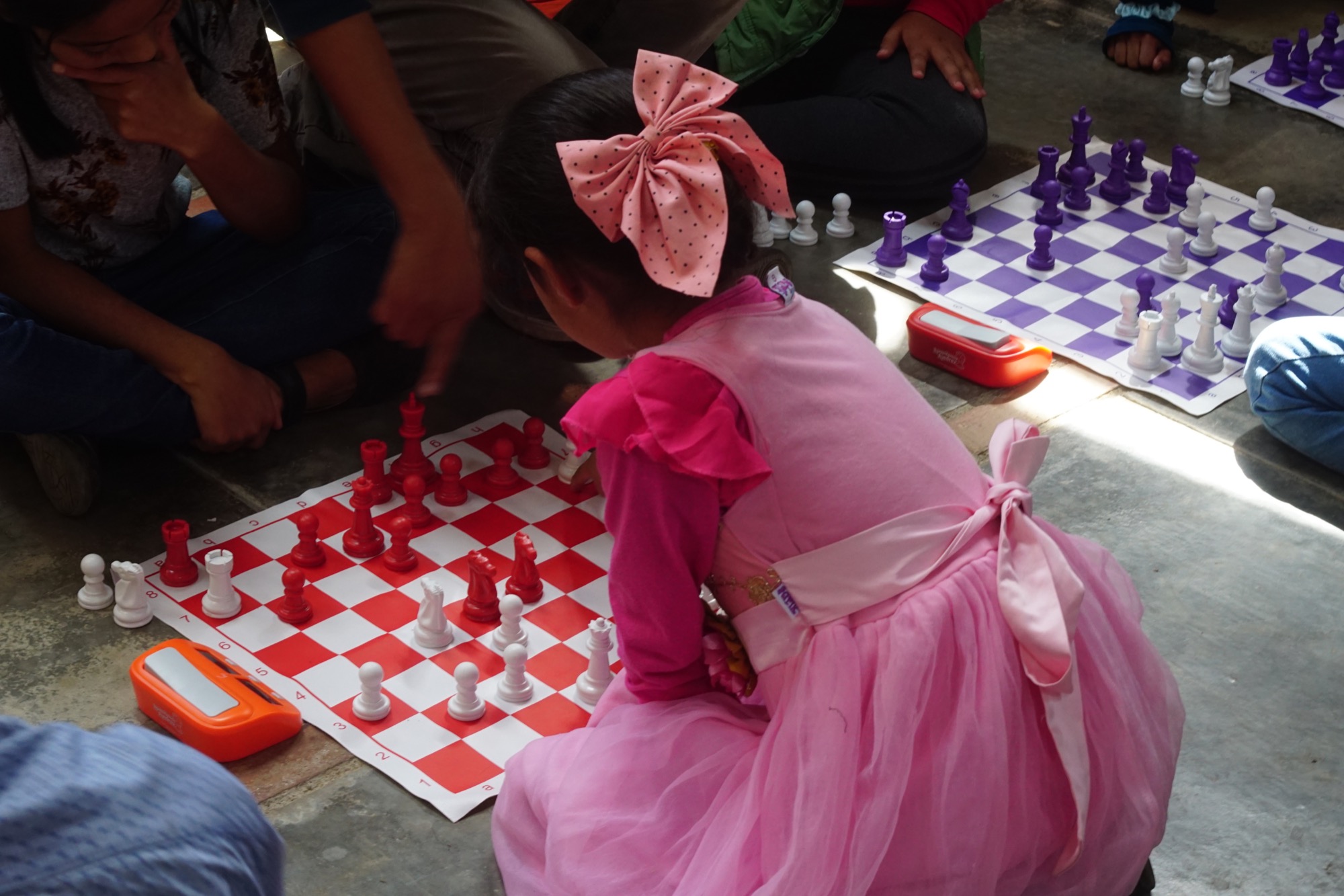Niñas y niños participan en un taller de ajedrez en Hueyapan, Puebla